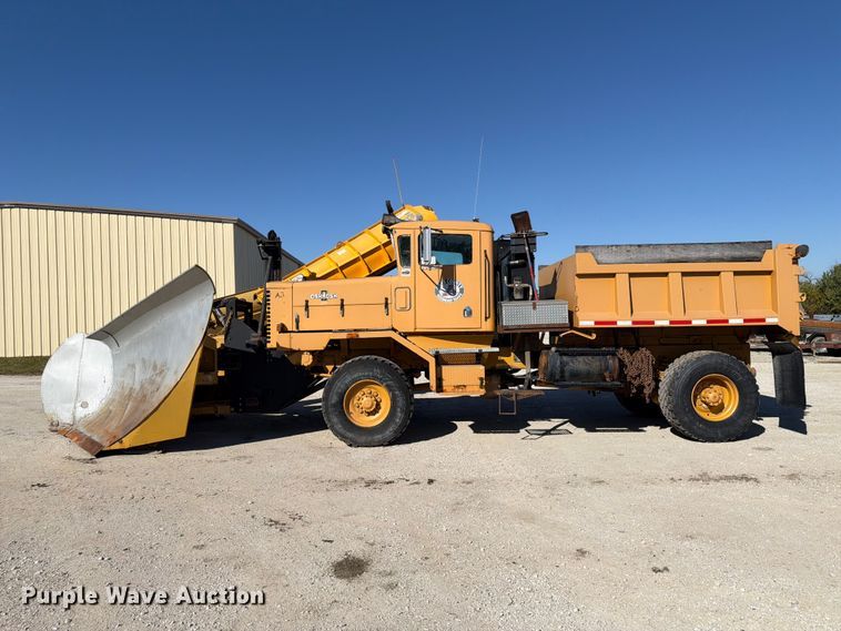 image for item FP3124 1986 Oshkosh P-2523-5 Dump truck