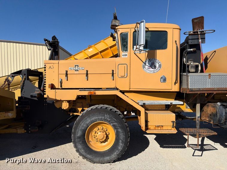 image for item FP3124 1986 Oshkosh P-2523-5 Dump truck