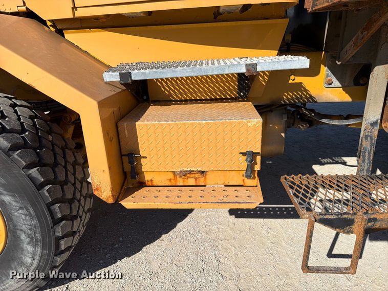 image for item FP3124 1986 Oshkosh P-2523-5 Dump truck