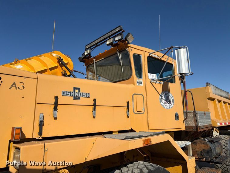 image for item FP3124 1986 Oshkosh P-2523-5 Dump truck