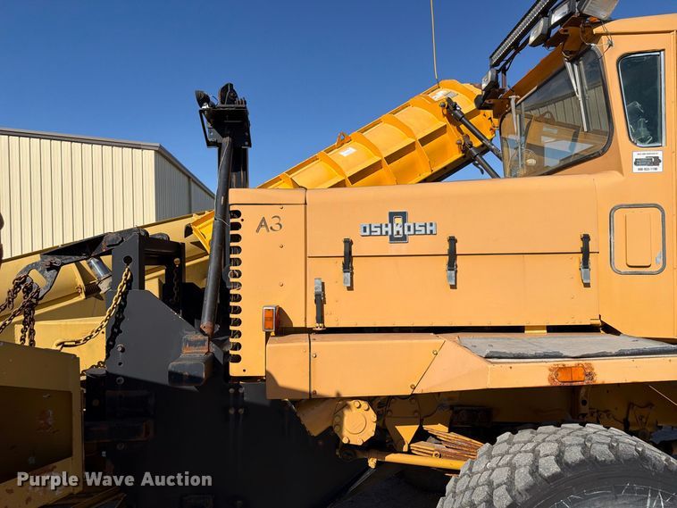 image for item FP3124 1986 Oshkosh P-2523-5 Dump truck
