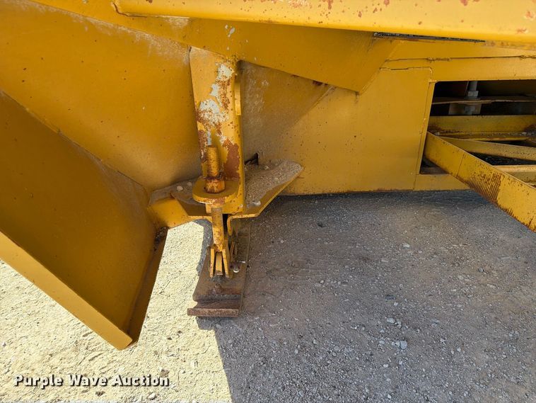 image for item FP3124 1986 Oshkosh P-2523-5 Dump truck