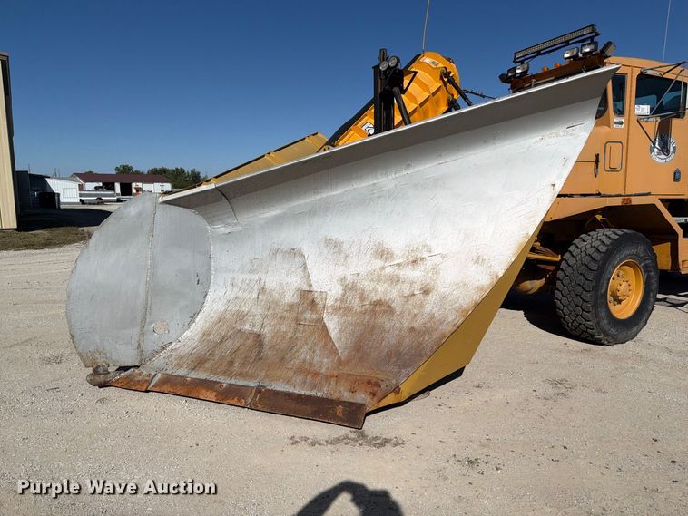 image for item FP3124 1986 Oshkosh P-2523-5 Dump truck