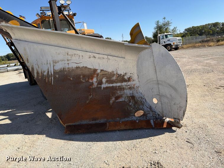image for item FP3124 1986 Oshkosh P-2523-5 Dump truck