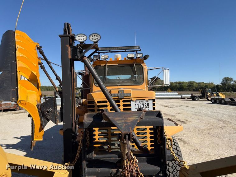 image for item FP3124 1986 Oshkosh P-2523-5 Dump truck