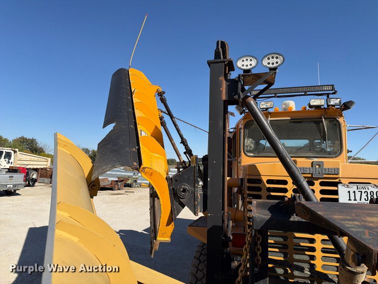 image for item FP3124 1986 Oshkosh P-2523-5 Dump truck