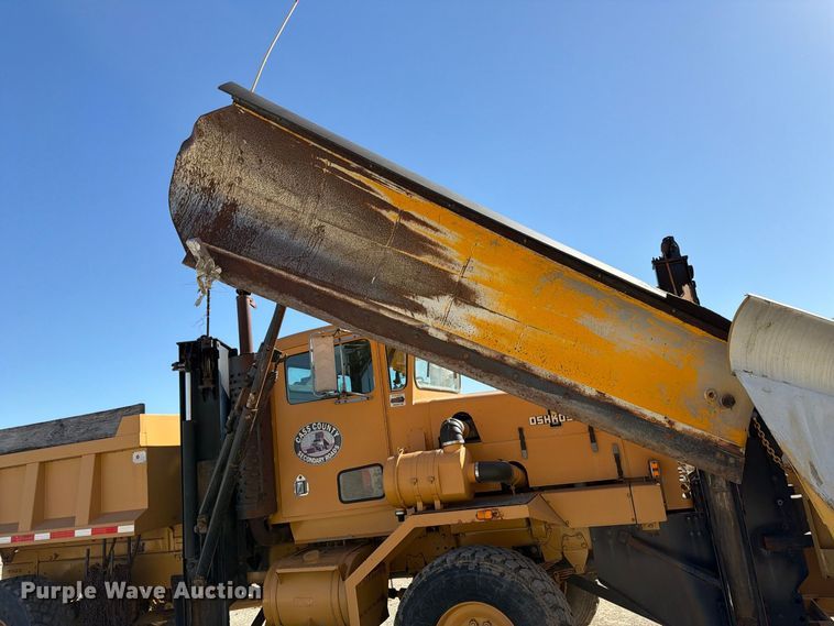 image for item FP3124 1986 Oshkosh P-2523-5 Dump truck