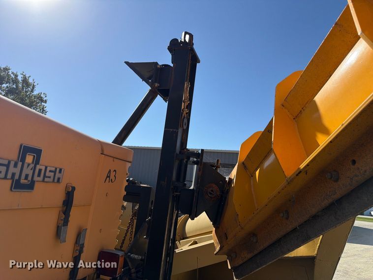image for item FP3124 1986 Oshkosh P-2523-5 Dump truck