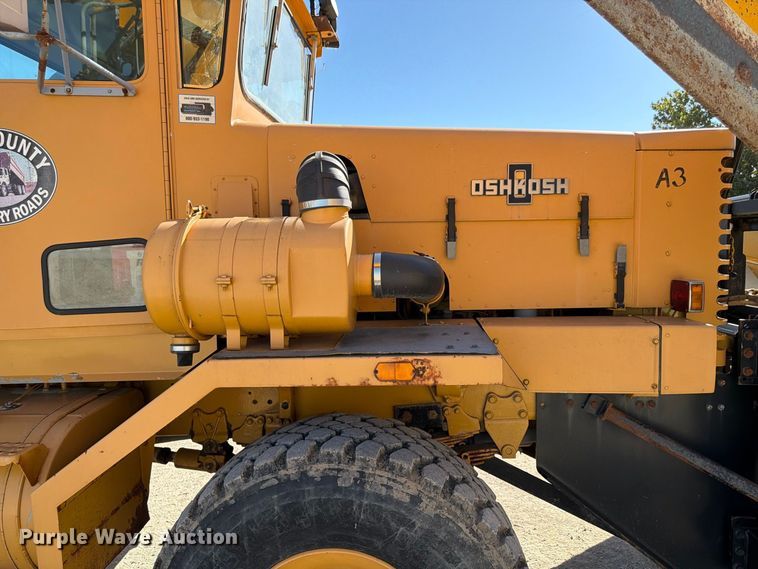image for item FP3124 1986 Oshkosh P-2523-5 Dump truck