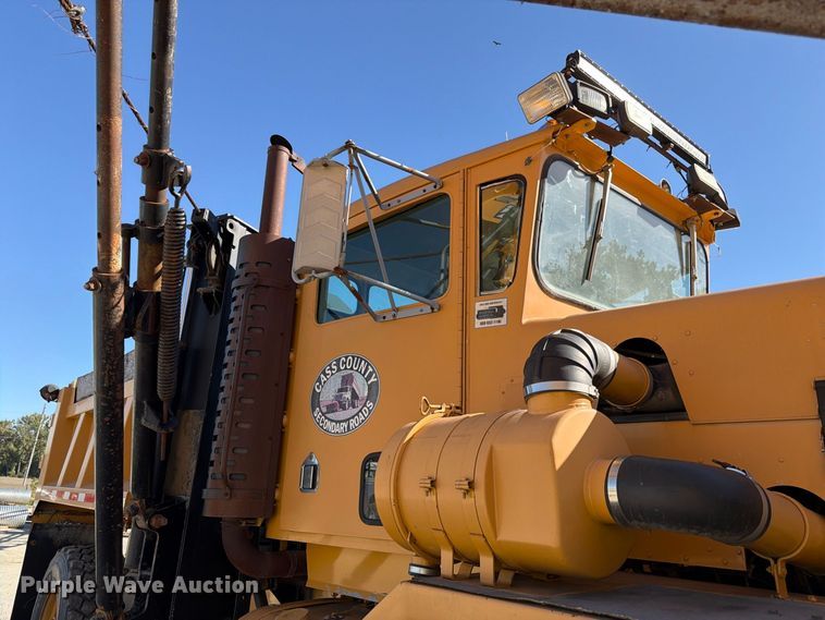 image for item FP3124 1986 Oshkosh P-2523-5 Dump truck