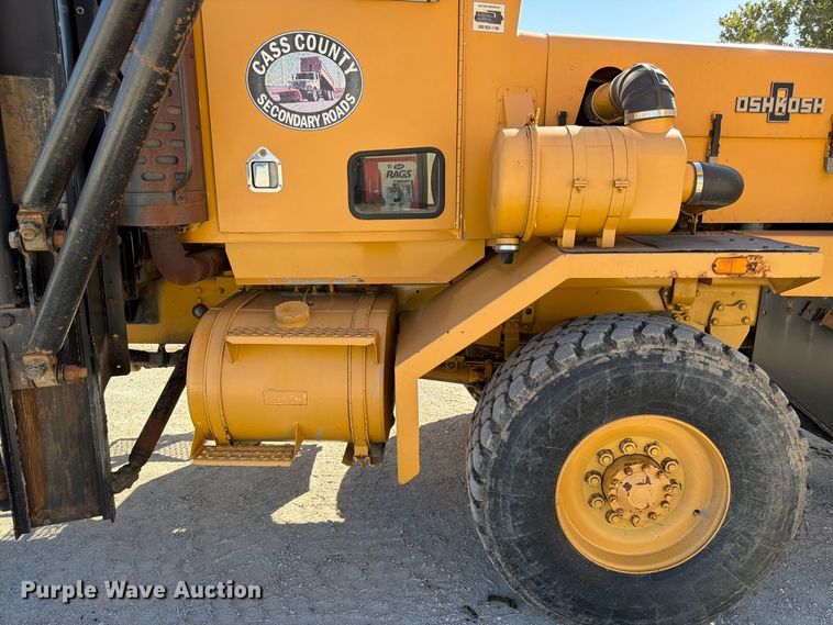 image for item FP3124 1986 Oshkosh P-2523-5 Dump truck