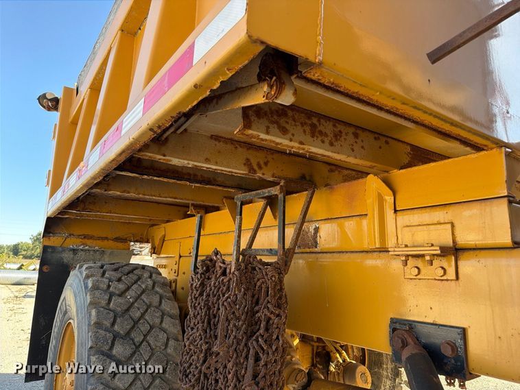 image for item FP3124 1986 Oshkosh P-2523-5 Dump truck