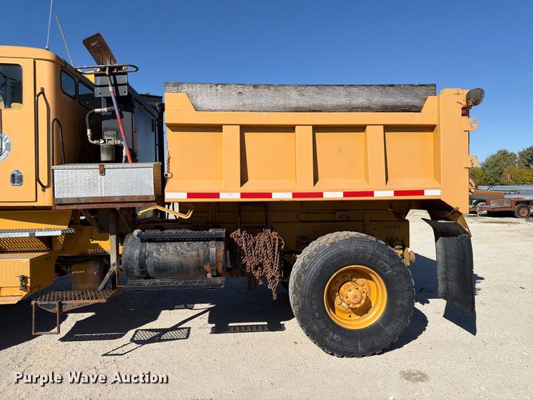 image for item FP3124 1986 Oshkosh P-2523-5 Dump truck