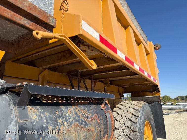 image for item FP3124 1986 Oshkosh P-2523-5 Dump truck