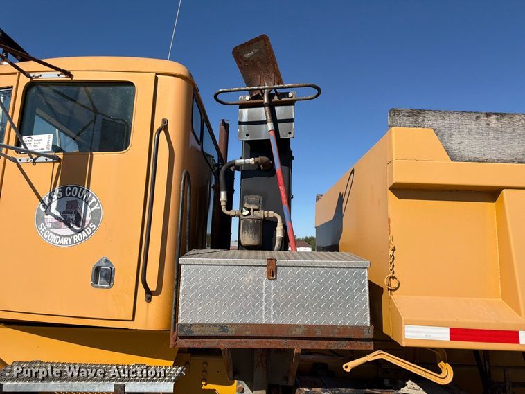 image for item FP3124 1986 Oshkosh P-2523-5 Dump truck