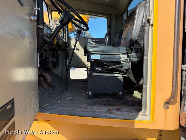 image for item FP3124 1986 Oshkosh P-2523-5 Dump truck
