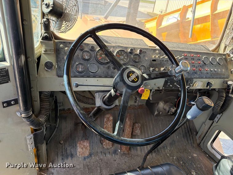 image for item FP3124 1986 Oshkosh P-2523-5 Dump truck