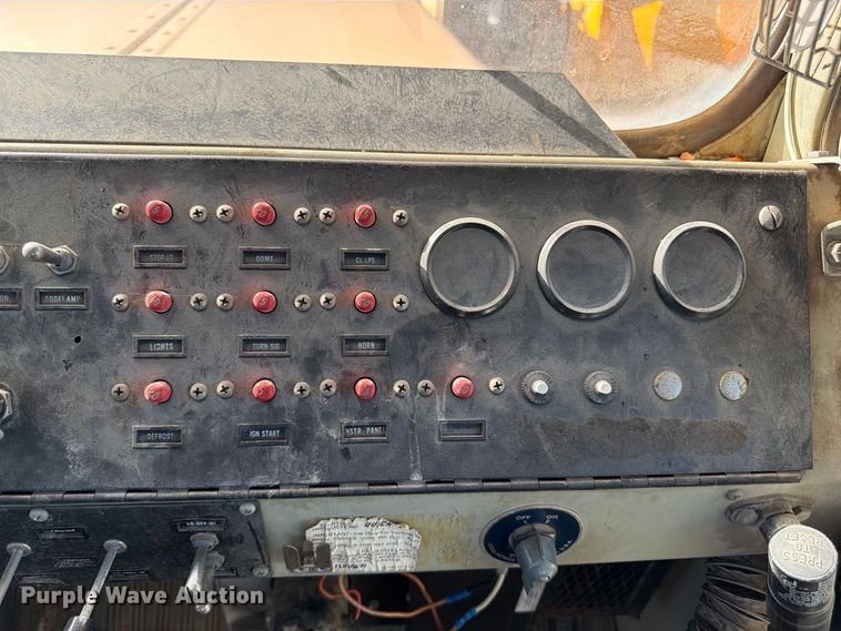 image for item FP3124 1986 Oshkosh P-2523-5 Dump truck