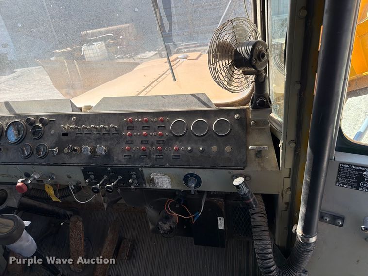 image for item FP3124 1986 Oshkosh P-2523-5 Dump truck