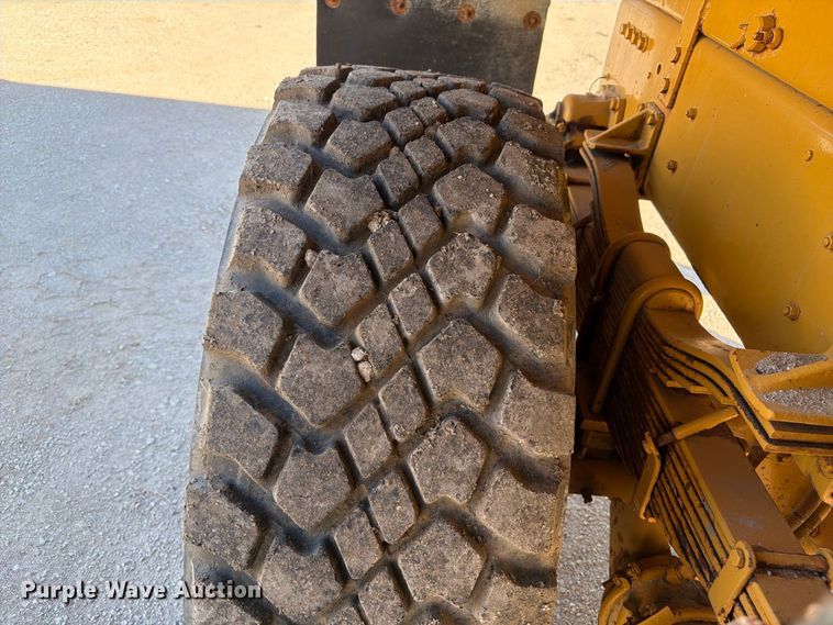 image for item FP3124 1986 Oshkosh P-2523-5 Dump truck