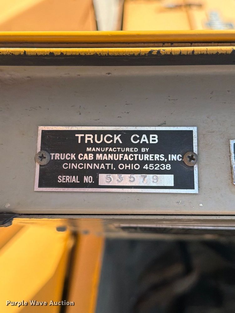 image for item FP3124 1986 Oshkosh P-2523-5 Dump truck