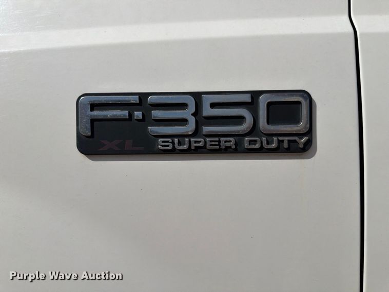 image for item FP3129 2002 Ford F350 Super Duty pickup truck