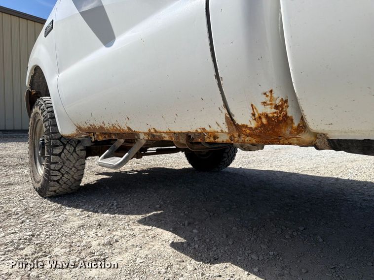 image for item FP3129 2002 Ford F350 Super Duty pickup truck