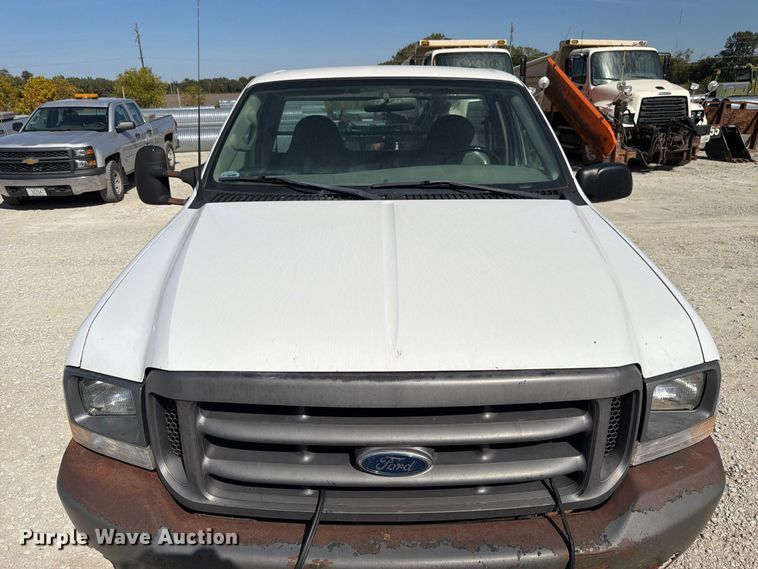 image for item FP3129 2002 Ford F350 Super Duty pickup truck