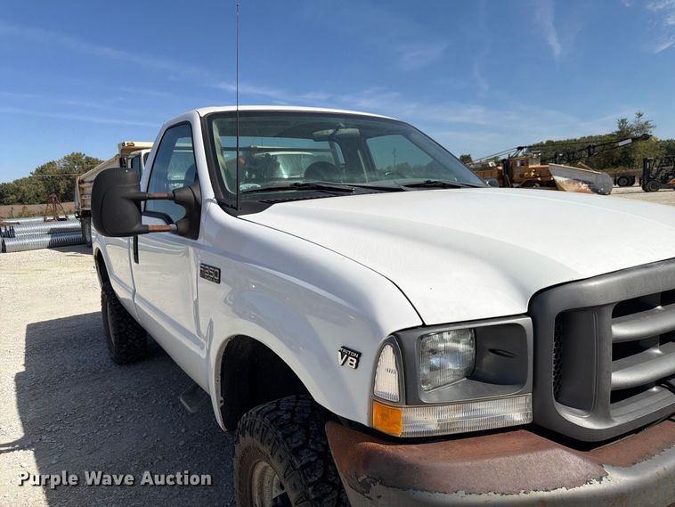 image for item FP3129 2002 Ford F350 Super Duty pickup truck