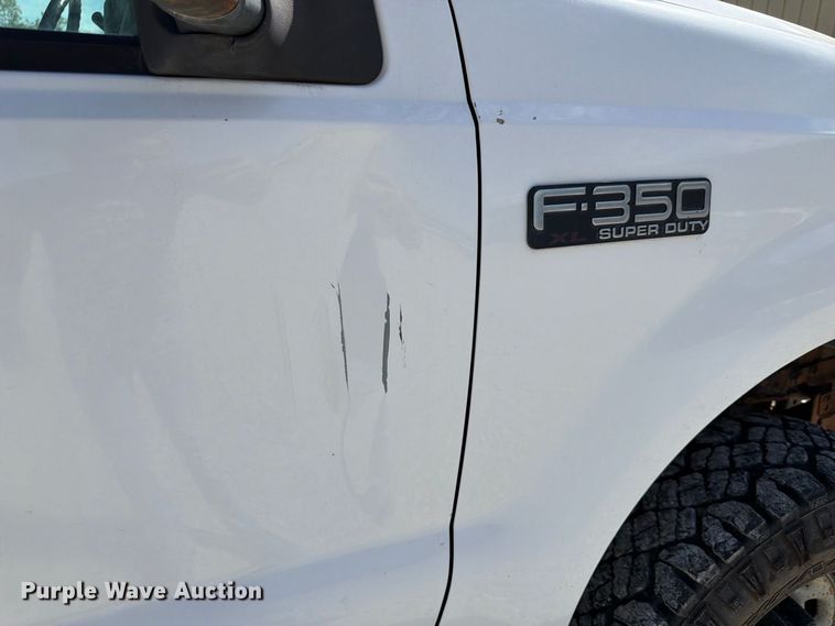 image for item FP3129 2002 Ford F350 Super Duty pickup truck