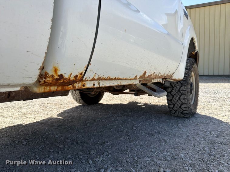 image for item FP3129 2002 Ford F350 Super Duty pickup truck