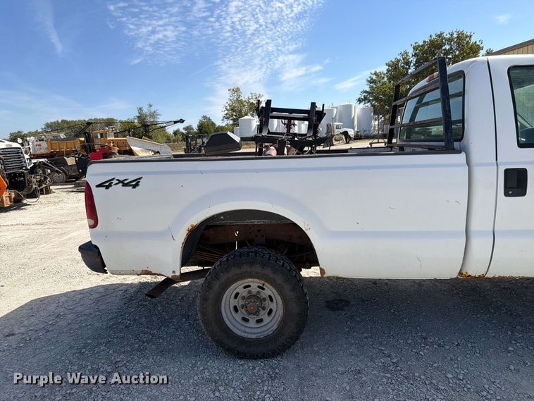 image for item FP3129 2002 Ford F350 Super Duty pickup truck