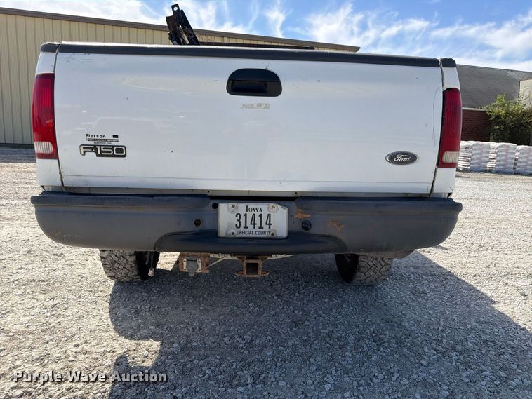 image for item FP3129 2002 Ford F350 Super Duty pickup truck