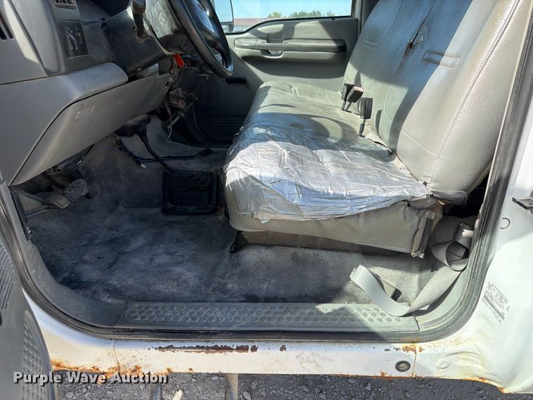 image for item FP3129 2002 Ford F350 Super Duty pickup truck