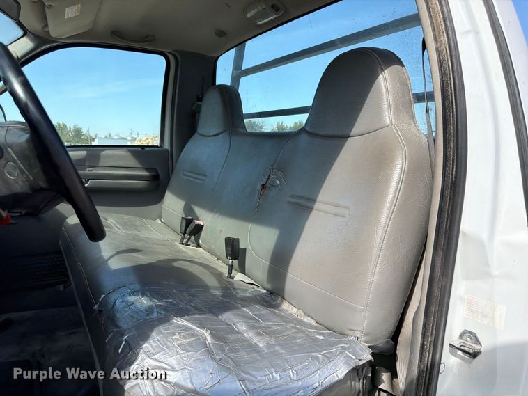 image for item FP3129 2002 Ford F350 Super Duty pickup truck