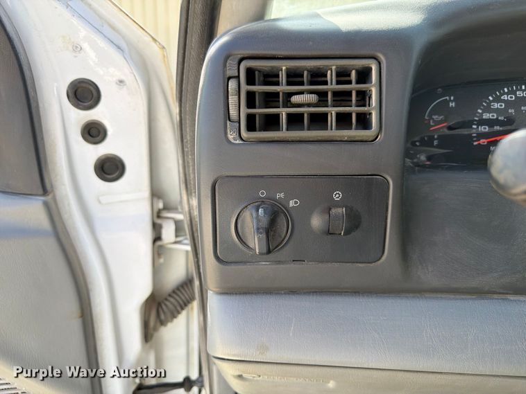 image for item FP3129 2002 Ford F350 Super Duty pickup truck