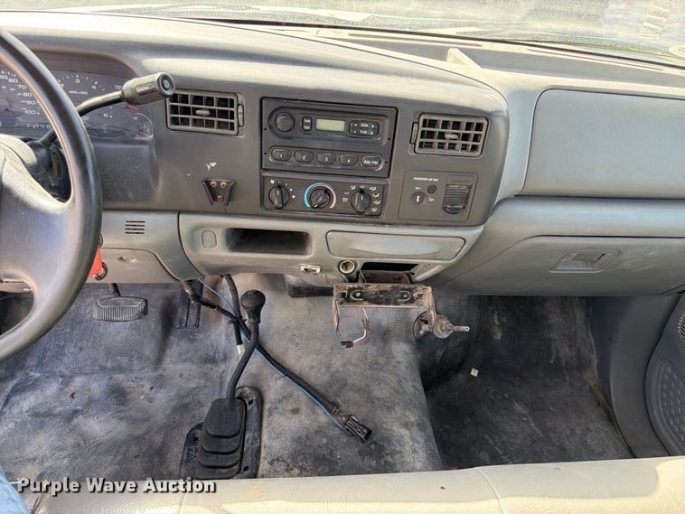 image for item FP3129 2002 Ford F350 Super Duty pickup truck