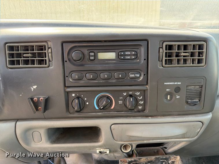 image for item FP3129 2002 Ford F350 Super Duty pickup truck