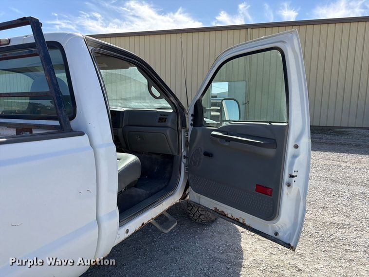 image for item FP3129 2002 Ford F350 Super Duty pickup truck