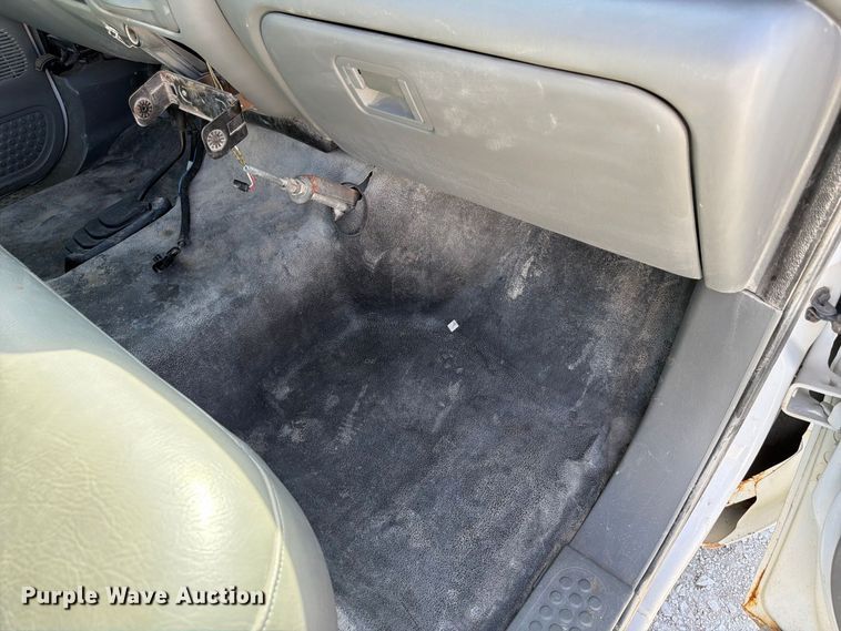 image for item FP3129 2002 Ford F350 Super Duty pickup truck