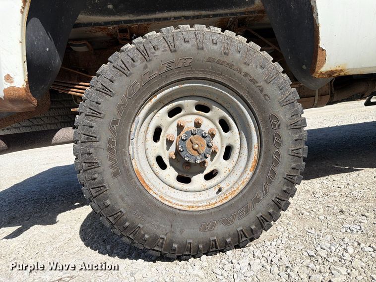 image for item FP3129 2002 Ford F350 Super Duty pickup truck