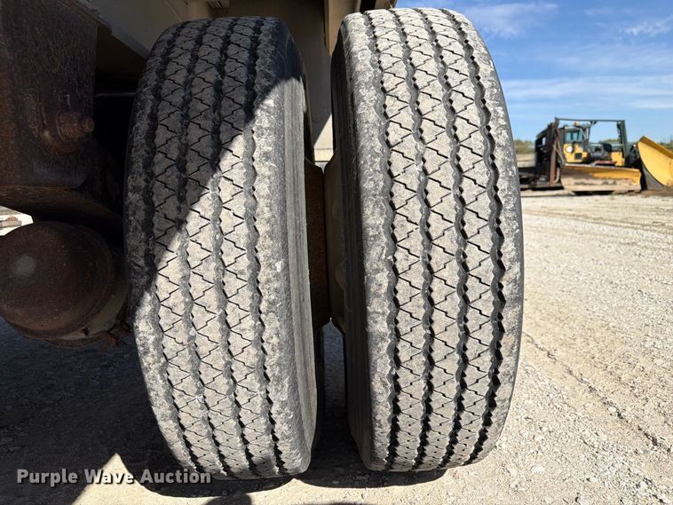 image for item FP3142 1999 Benson AF489650 flatbed trailer