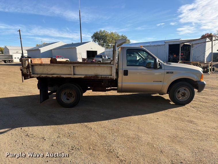 image for item FT6857 2001 Ford F350 Super Duty dump bed pickup truck