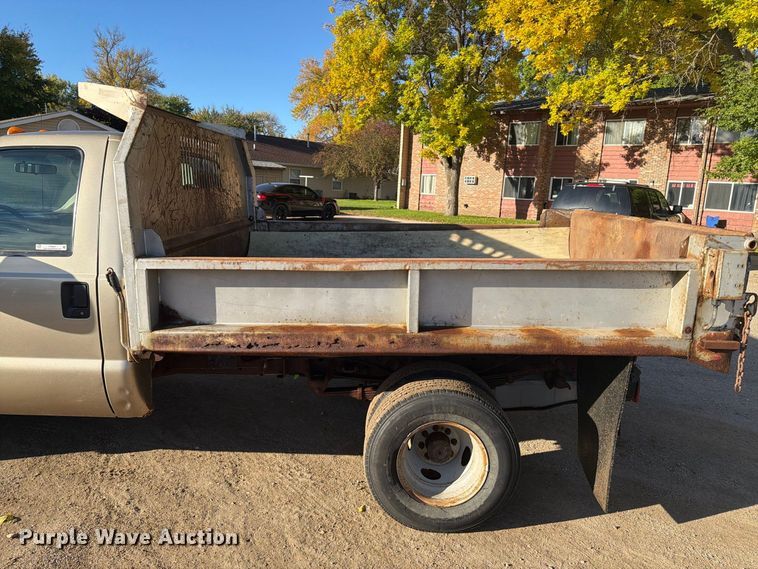 image for item FT6857 2001 Ford F350 Super Duty dump bed pickup truck