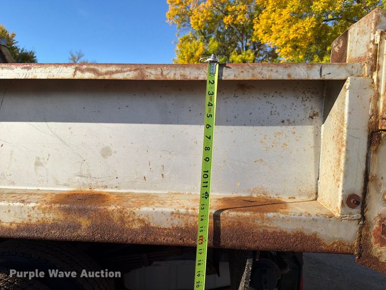 image for item FT6857 2001 Ford F350 Super Duty dump bed pickup truck