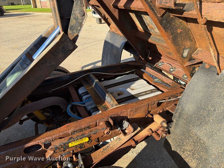 image for item FT6857 2001 Ford F350 Super Duty dump bed pickup truck