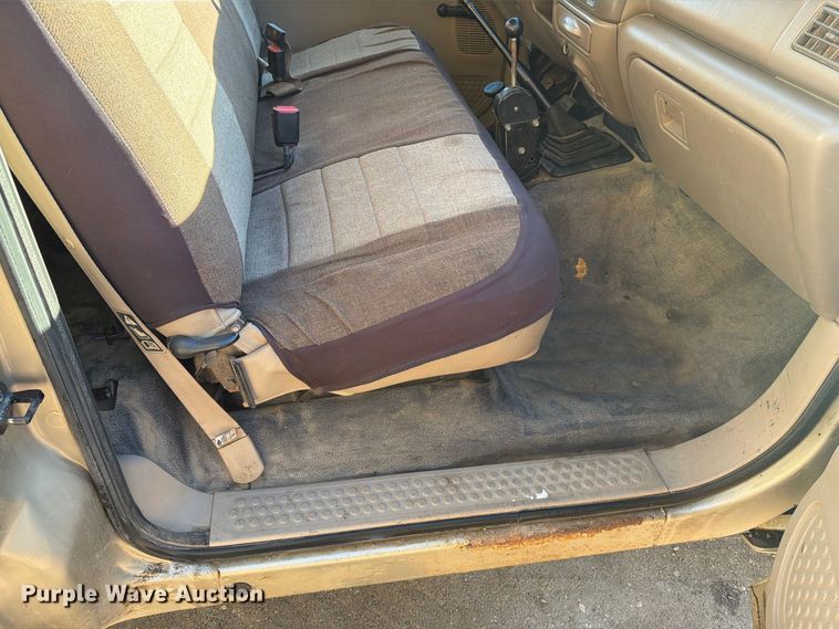 image for item FT6857 2001 Ford F350 Super Duty dump bed pickup truck