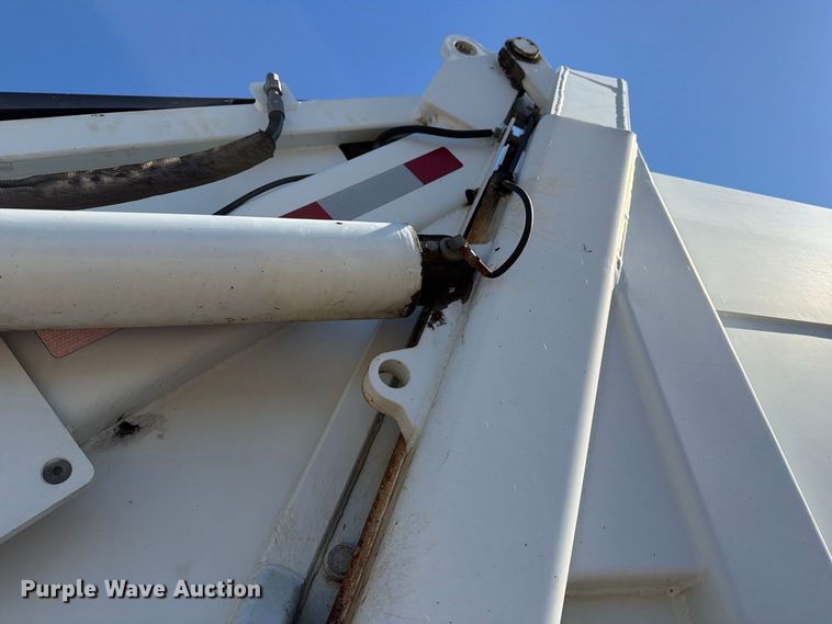 image for item FU1101 2020 International HV607 refuse truck
