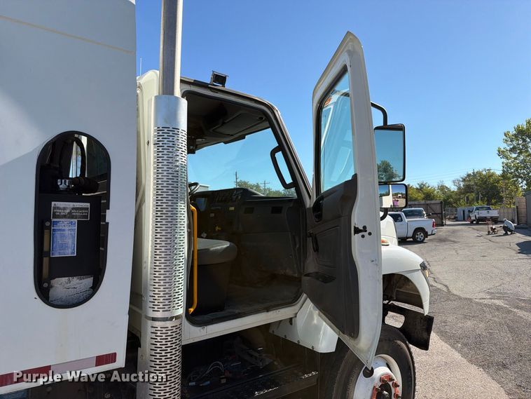image for item FU1101 2020 International HV607 refuse truck