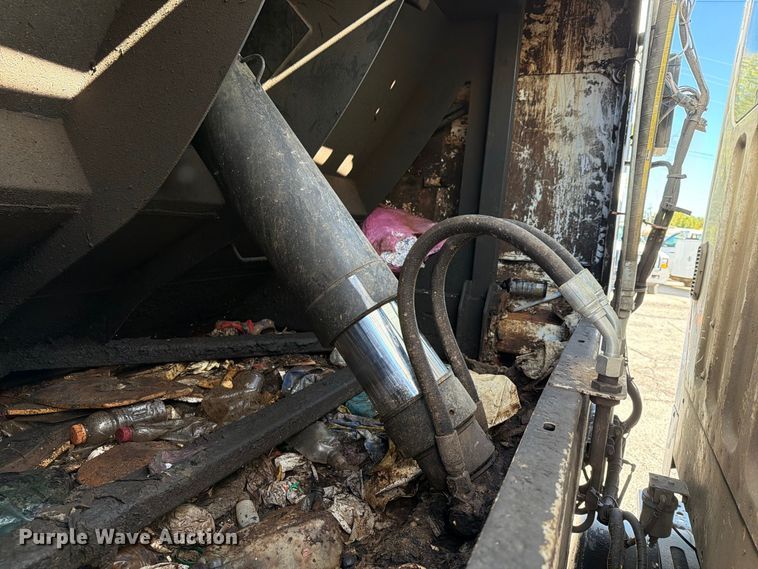 image for item FU1104 2017 Freightliner Business Class M2 refuse truck